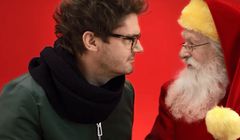 Kuba Wojewódzki w świątecznym wydaniu reklamy oranżady Hellena