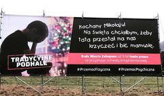 Billboardy w Zakopanem nt. tradycji bicia kobiet. To apel o przyjęcie uchwały antyprzemocowej
