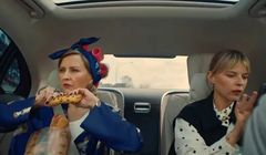 Izabela Kuna kradnie bułkę w reklamie Żabki