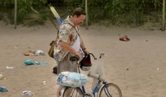 „Prawdziwy Janusz na plaży” w kampanii przestrzegającej turystów przed śmieceniem