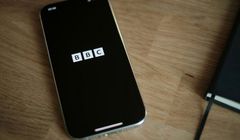 Premier Wielkiej Brytanii strofuje BBC. W tle konflikt stacji z Trumpem i dymisje