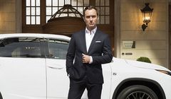 Jude Law w interaktywnym spektaklu „The Life RX” promuje nowego Lexusa (wideo)