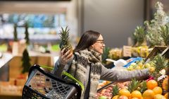 Zakupy spożywcze w styczniu droższe o 15 proc. niż przed rokiem. Auchan cały czas najtańszy, rekordowy wzrost cen w Biedronce i Netto