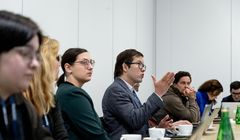 Na czym polegają kampanie dezinformacyjne w sieci? Zagrożenia to deepfake, influencerzy i boty