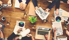 Freelancerzy zarabiają też na etatach. W 2024 lepsze stawki dla copywriterów - wynika z nowego raportu