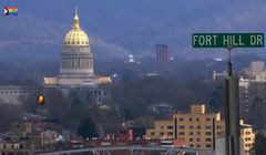 Dwa kanały z tęczowym logo. „Nasz pojazd będzie zamykał Paradę Równości”