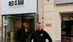 Setki milionów zł dla firm twórcy Red is Bad. Zlecenia od rządowej agencji