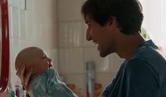 „Znajdź to, co najważniejsze” - ogolony młody ojciec w spocie Allegro Smart! (wideo)