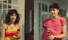 Więcej reklam napojów w gazetach, mniej w radiu. Liderem Coca-Cola, mocno w górę Sprite i Fanta, w dół Pepsi (analiza)