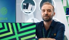 Wojciech Mecwaldowski jako ojciec i mąż reklamuje 5G w abonamencie Plusa (wideo)