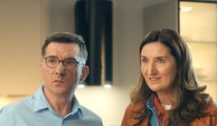 Zabawna małżeńska relacja w nowej reklamie mebli Agata