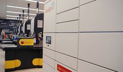 Pierwsze automaty do odbioru paczek Poczty Polskiej staną przed wakacjami w placówkach i Biedronkach