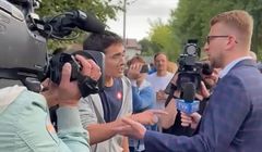 Reporter „Wiadomości” twierdzi, że ochroniarze Tuska próbowali go „zgnieść”. „Zostałem opluty”