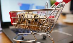Polacy kupują w internecie częściej, ale wydają mniej. Zagraniczne platformy zyskały 10 proc.
