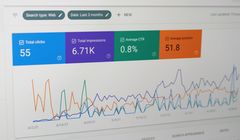 Ruch spada przez omówienia AI w Google? Wydawcy mają na to sposób