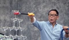 Prezes Toyoty testuje kieliszki szampana na masce Lexusa LS 500 (wideo)