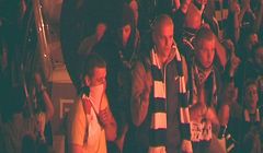 Policja nie może zidentyfikować sprawców uszkodzenia wozu TVP w Poznaniu, publikuje materiały z zajścia (wideo)