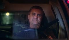 Test wzroku w warsztacie reklamuje promocję Vision Express dla kierowców (wideo)