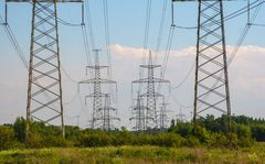 Na czym polega różnica między dystrybucją a dostarczaniem energii?