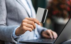 Karta kredytowa czy debetowa: najważniejsze różnice i którą wybrać?