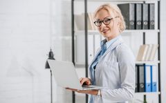 Jak rozpoznać bezpieczną porównywarkę ubezpieczeń i kupić polisę?