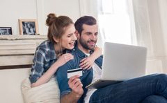Czy podawanie numeru karty jest bezpieczne podczas transakcji online?