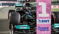"Coś" przyspiesza bolid Lewisa Hamiltona. Tajna broń Mercedesa