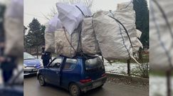 Wiózł styropian na dachu seicento. Niebywałe zdjęcie ze Śląska