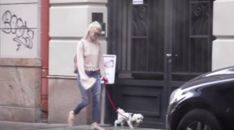 Margaret z psem na spacerze 