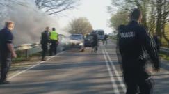 Policjanci uratowali młodych ludzi z płonącego auta