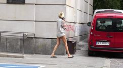 Wyluzowana Anja Rubik na spacerze z suczką