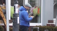  Szyc wpatrzony w telefon mknie ulicami Warszawy  