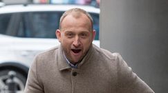 Rozszalały Borys Szyc gna po chodniku