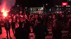 Strajk kobiet. Protesty na Placu Trzech Krzyży. Są race i petardy