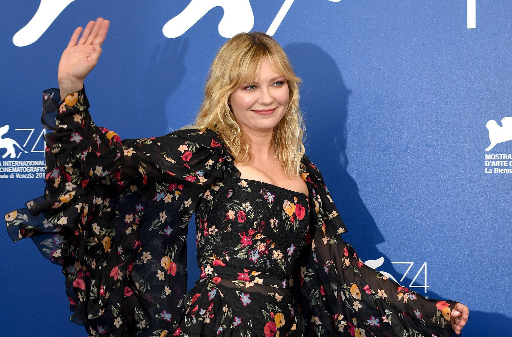 Kirsten Dunst pół roku po porodzie. Pozuje w czarnym kostiumie i szortach