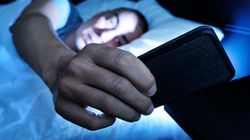 Używanie smartfona przed snem szkodzi bardziej niż oglądanie TV