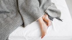 Odsłaniasz stopy w trakcie snu? To może być objaw choroby