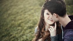 Mononukleozą możesz zarazić się przez całowanie. Zobacz, jakie są objawy (WIDEO)