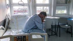 Koronawirus. Nowy objaw COVID-19 u mężczyzn. Ból jąder pojawia się przed wystąpieniem gorączki