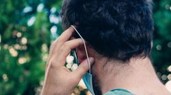 COVID-19 może prowadzić do tzw. triady laryngologicznej. Są przypadki trwałych uszkodzeń słuchu