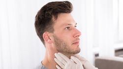 Plamy na szyi. Sprawdź, co mogą oznaczać