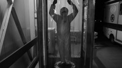 Koronawirus w Polsce. Pielęgniarz Przemysław Błaszkiewicz pokazuje na zdjęciach walkę z pandemią