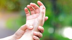 Objaw pojawia się na dłoniach. To tzw. "trupia ręka"