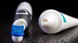 Pasty do zębów pod lupą. W prawie połowie znaleziono szkodliwe substancje, niektóre rakotwórcze