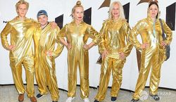 Gwiazdy w złotych kombinezonach na festiwalu w Gdyni: Magdalena Cielecka, Jakub Gierszał, Małgorzata Zajączkowska, Bożena Starucha.