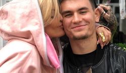 To ona skradła serce syna Królowej życia! Adrianna kocha piercing i tatuaże. Jej ciało wygląda jak dzieło sztuki