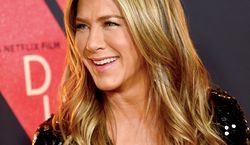 Jennifer Aniston zaszalała przed Emmy. Pokazała swój ogromny salon, popijając szampana. Jest w samej piżamie