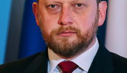 Łukasz Szumowski po rezygnacji z funkcji ministra zdrowia znalazł nową pracę. Zaskakujące, gdzie został sfotografowany