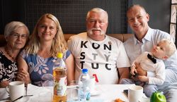 Lech Wałęsa ogłosił, że ponowie zostanie ojcem. Nowiny pojawiły się w trudnym dla niego czasie