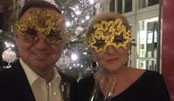 Barack i Michelle Obamowie świętowali nowy rok jak Dudowie. Mieli identyczne okulary! Jest nowy viral. Polska para wyznacza trendy?